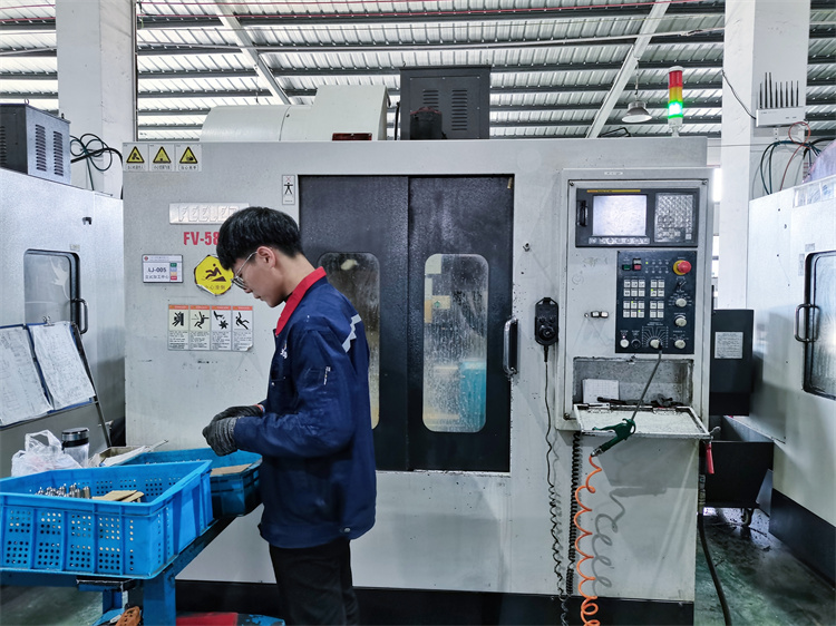 CNC machine tools in the course of the precautions